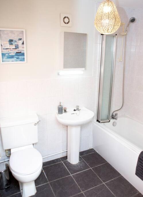 Cheerful 2 Bedroom House In The Heart Of Belfast Bagian luar foto